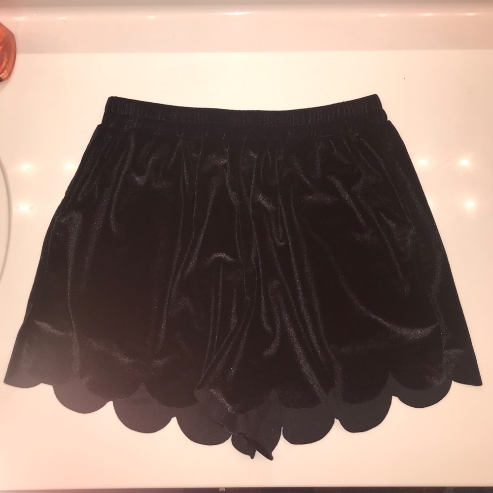 SCALLOP VELVET shorts